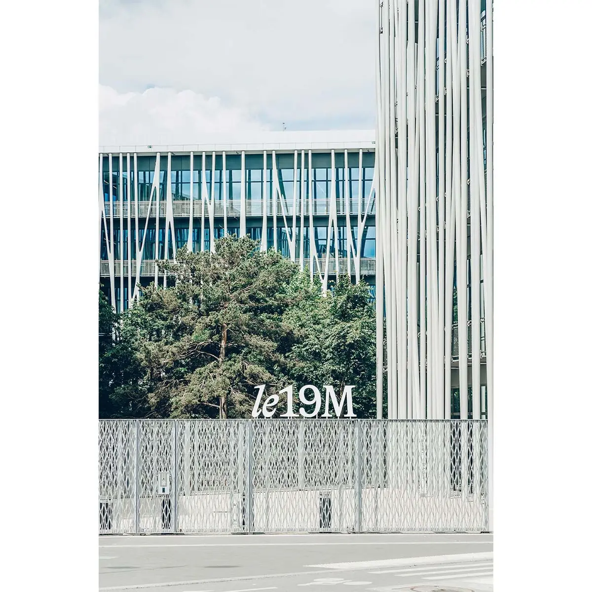 コンテンポラリーな le 19Mの外観