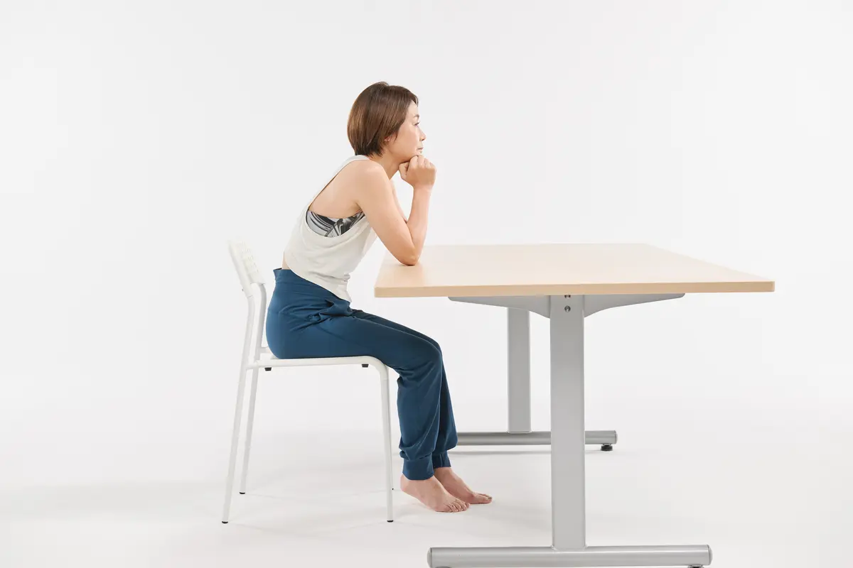 猫背・巻き肩を招くおもな生活習慣　テーブルに肘をついて座る