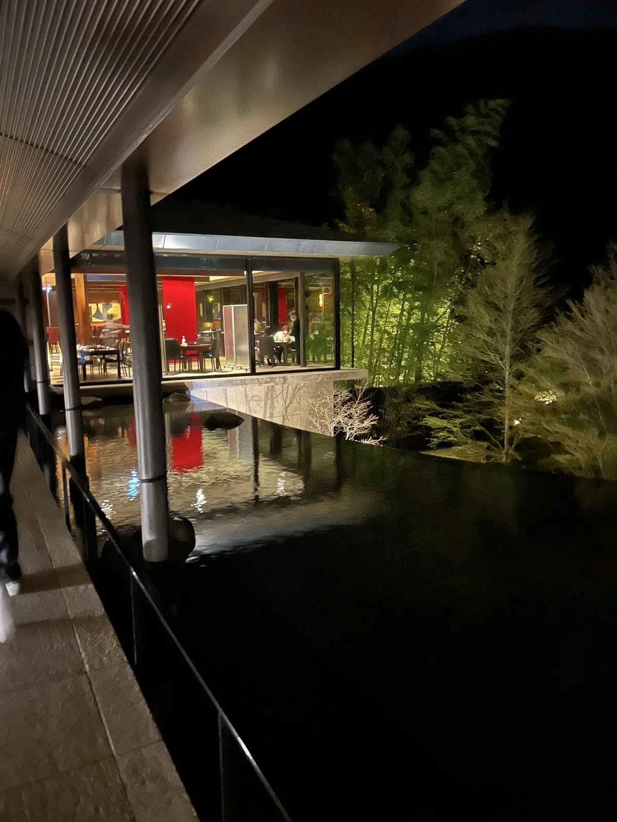 箱根ではエクシブ箱根離宮に宿泊。こちらを通って日本食レストランへ。