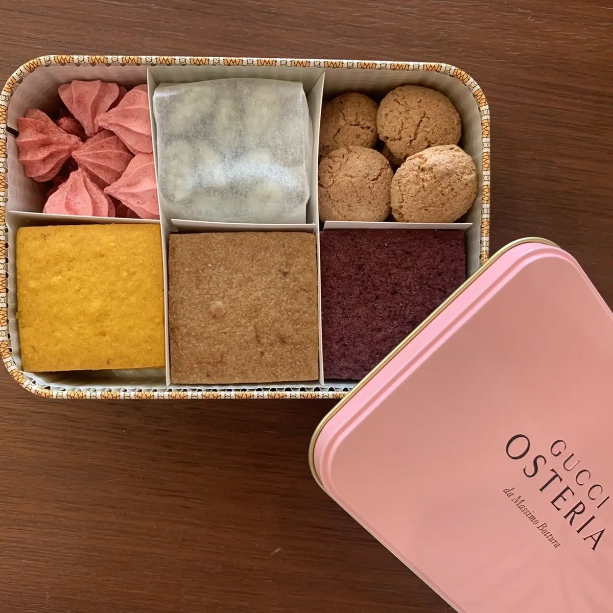 グッチ オステリア ダ マッシモ ボットゥーラ トウキョウのオリジナル缶クッキー