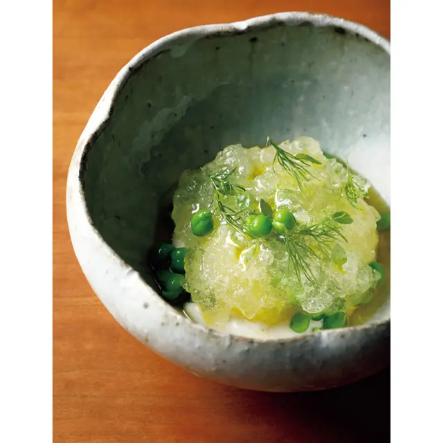 白あえから発想した「グリーンアスパラ・豆腐・トマト」は『山利商店』の白味噌やだしを使用。トマトウォーターのジュレとともに