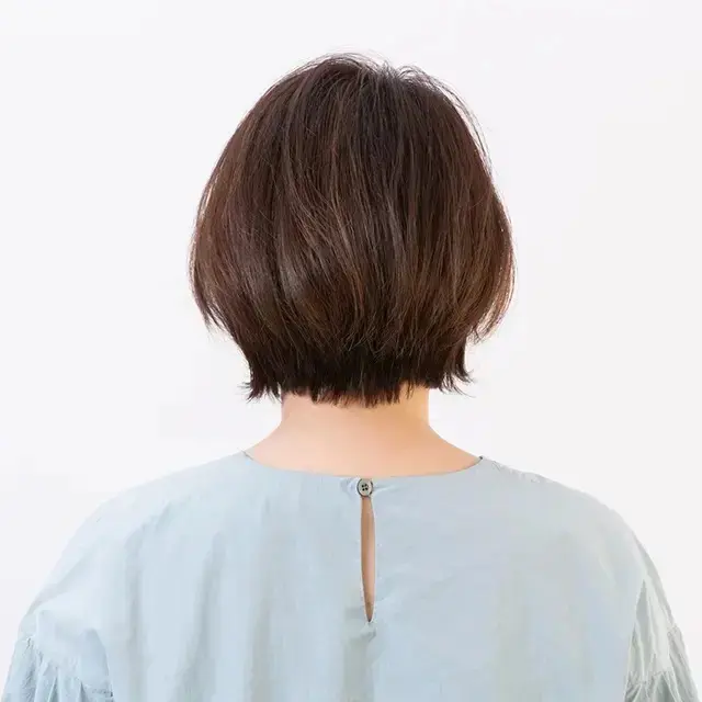 耳にかけるスタイリングが軽やかで爽やかなショートボブ