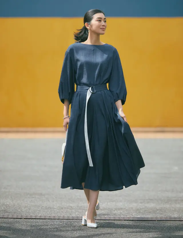 デニムタッチの素材のワンピーススタイルのゆうき