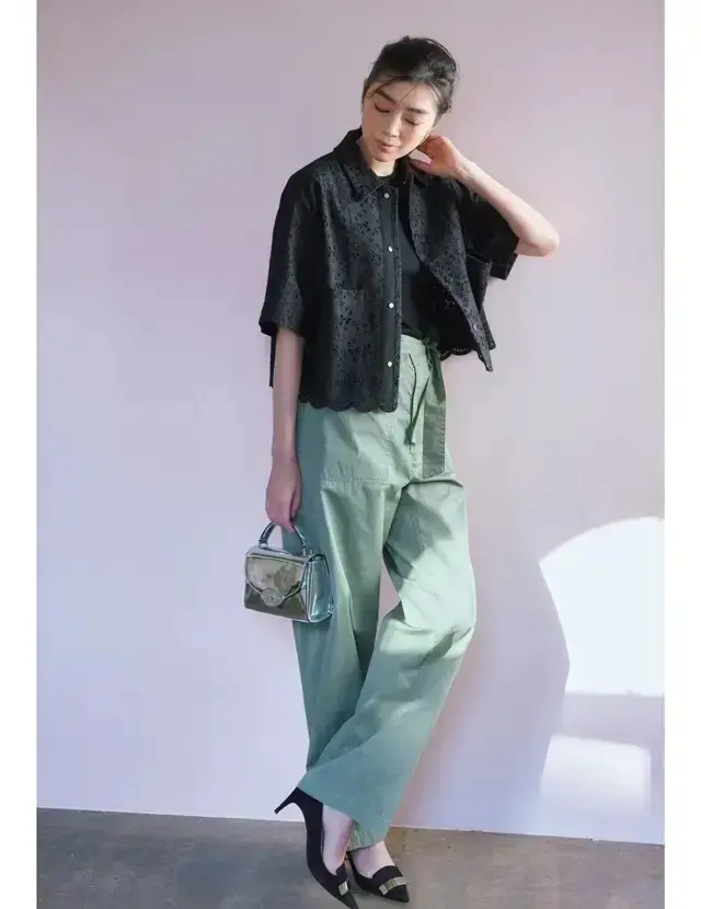 前開きのシャツタイプはジャケット風にはおることで着こなしの幅がぐっと広がる