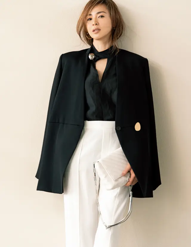 はおるだけでおしゃれレベルも上昇。深いVラインが優美な黒ジャケット