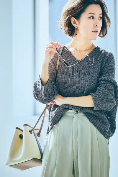 Vネックニットのコーデの大草直子