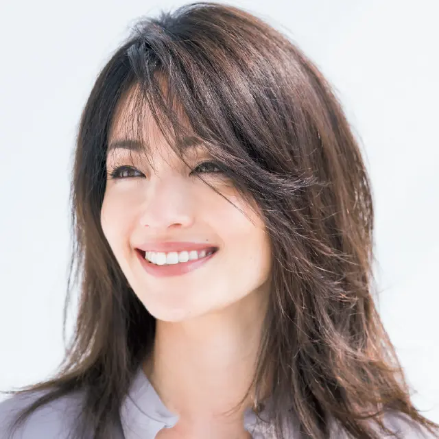 レイヤーのあるロングヘアスタイルのRINA