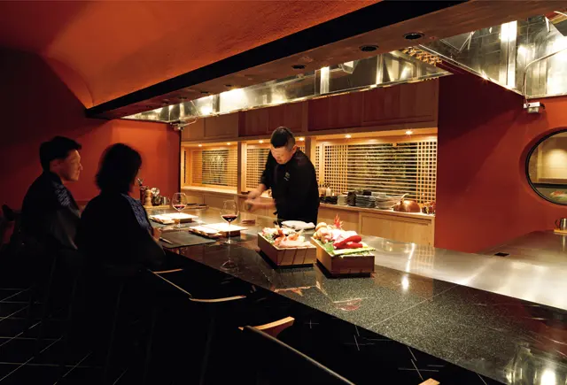 鉄板焼きではお品書きはなく、旬の食材からゲストの気分や食べたいものに合わせて調理してくれる。