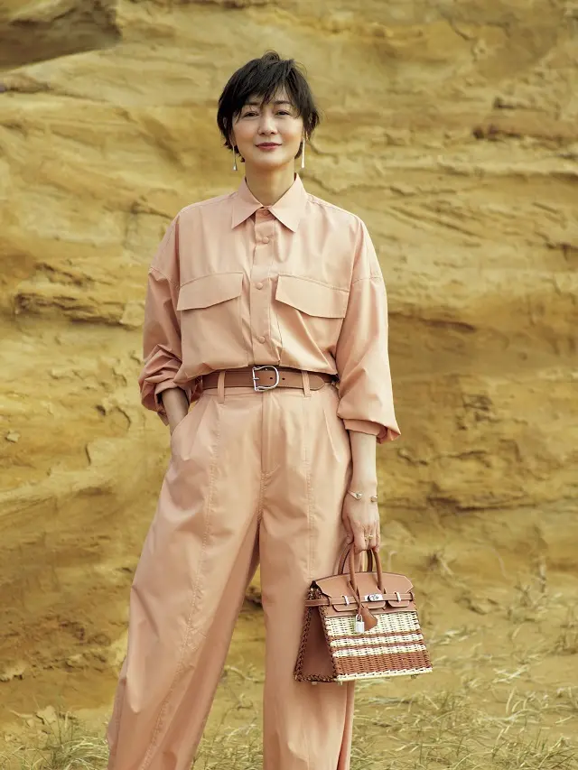 レザーの品格×ラタンの清爽 という、極上の遊び心