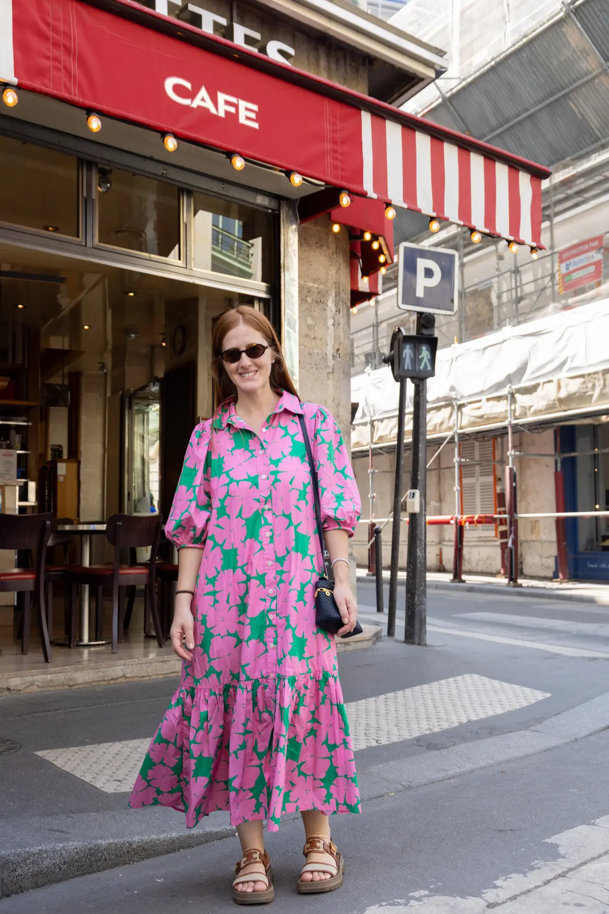 花柄のインパクトが抜群なセシリアさんのワンピース