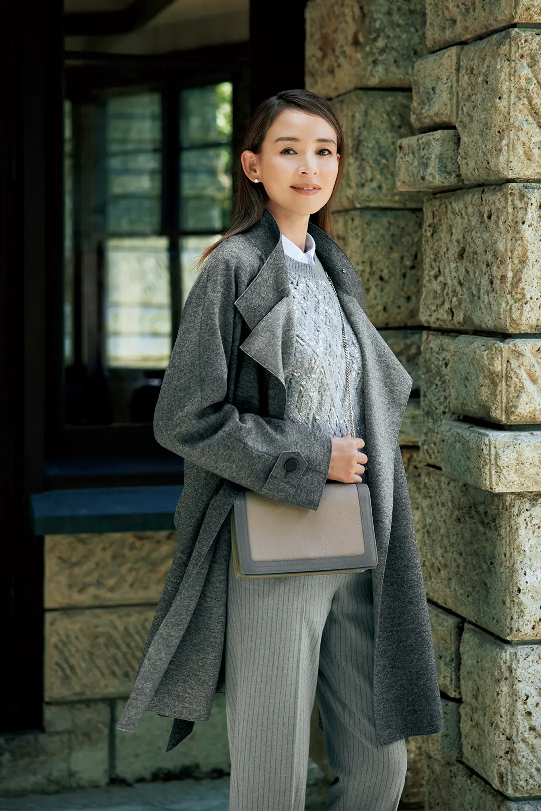 ウールのテクスチャーがグレーの着こなしをまろやかに