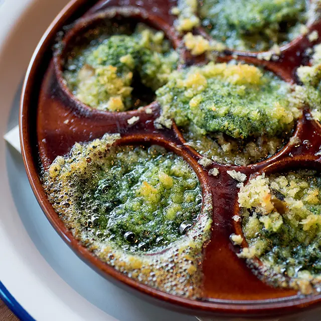 「つぶ貝のオーブン焼きガーリックバター風味」￥1,500。フェンネルとカルダモンの香りがほのかに