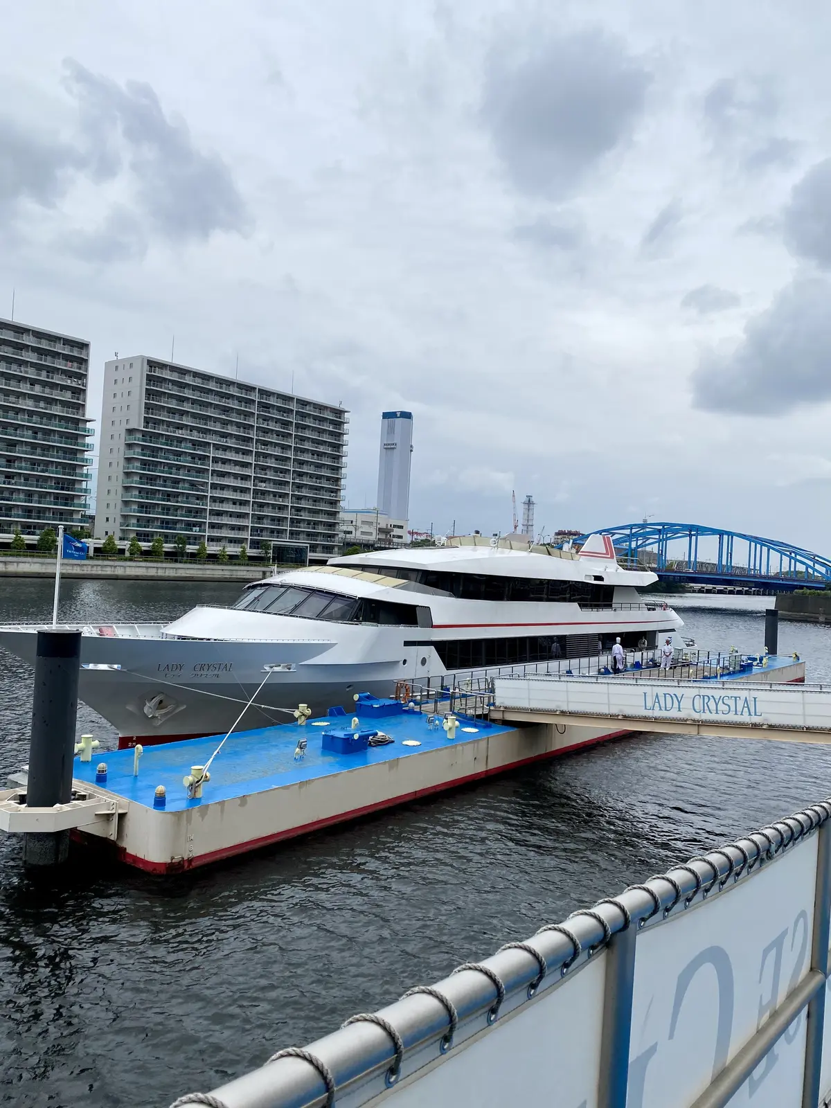 クルーズクラブ東京の専用船『LADY CRYSTAL』が桟橋に停泊する様子。白く美しい船体が印象的