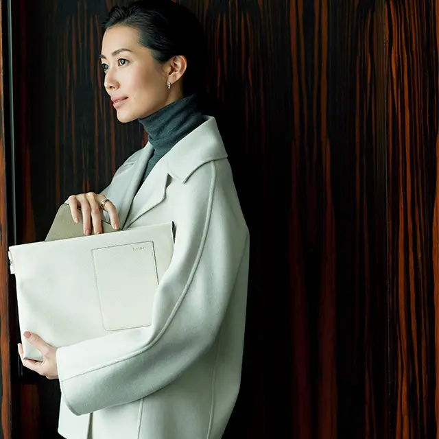 ヴァレクストラの新作クラッチバッグはモバイルケースにも最適