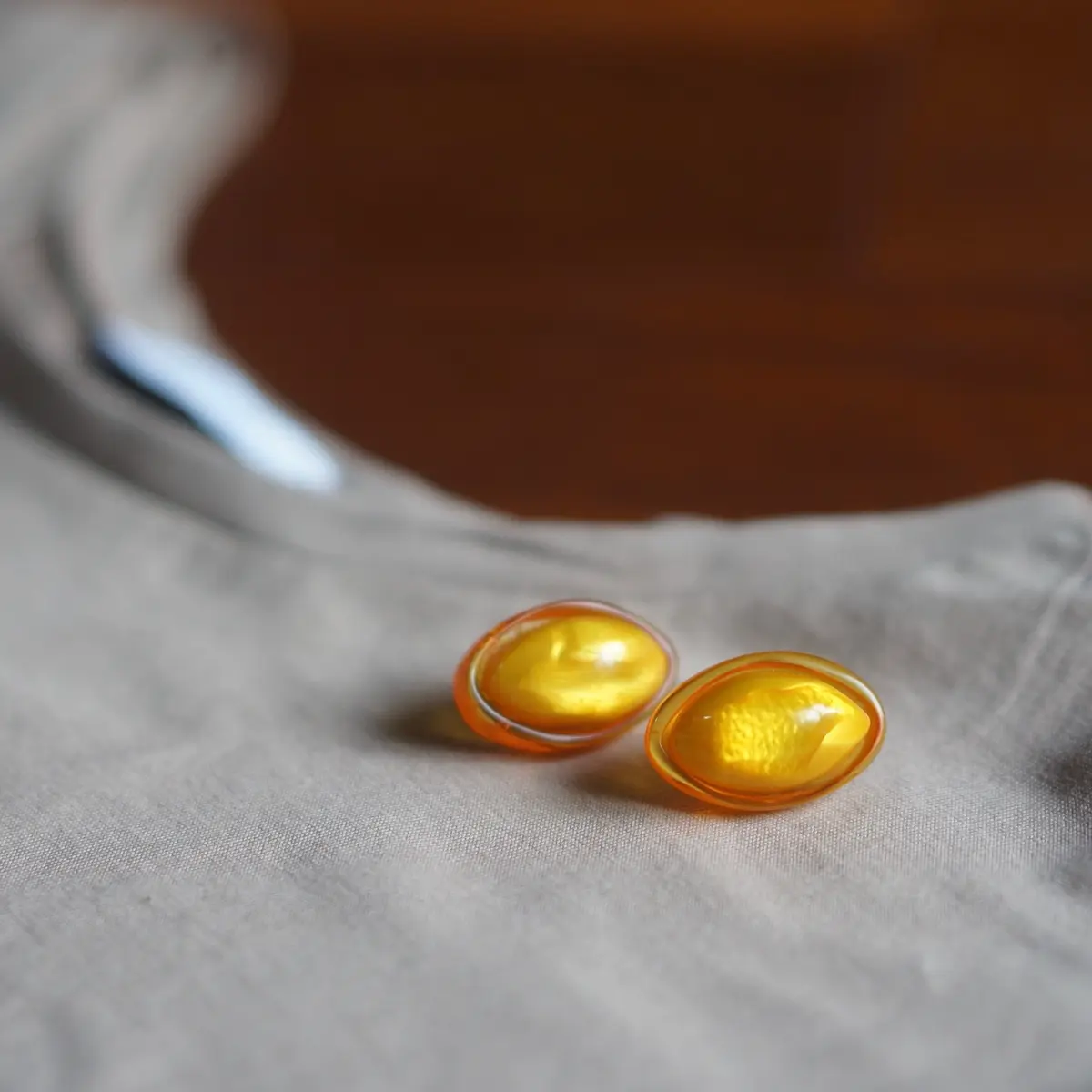 フォレストグリーンのスカートをはいてBAの画像_3