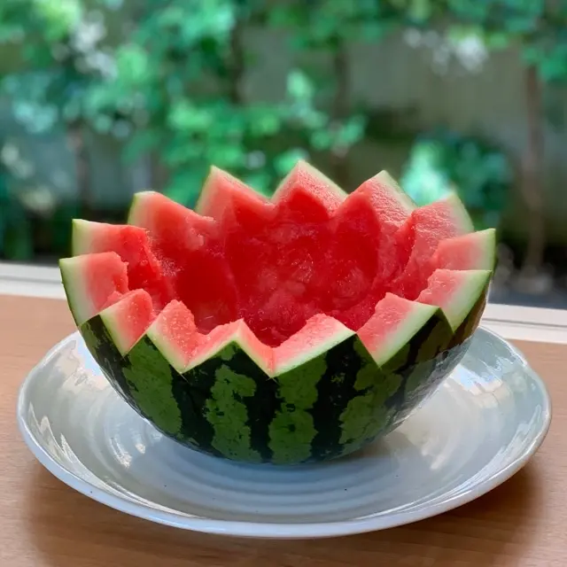 西瓜を横に2等分して器をつくる