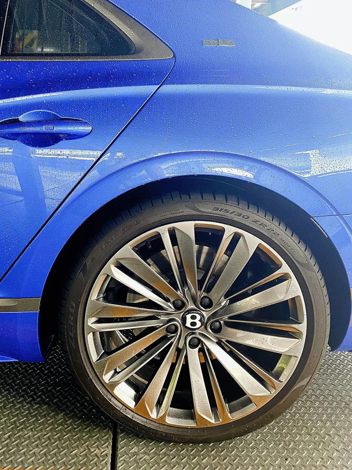 ベントレー フライングスパー 外観 タイヤ マダムの“ぐっとくるクルマ”試乗 Webエクラ