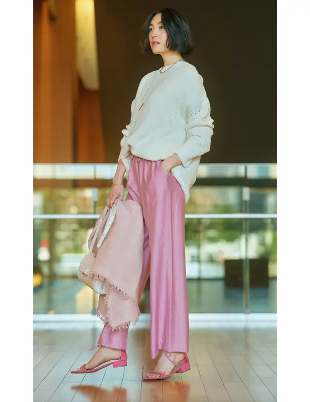 華やかにつやめくフレッシュなピンクのパンツコーデのLIZA