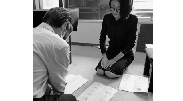 手本の横に文字を書いたら、先生に見てもらう