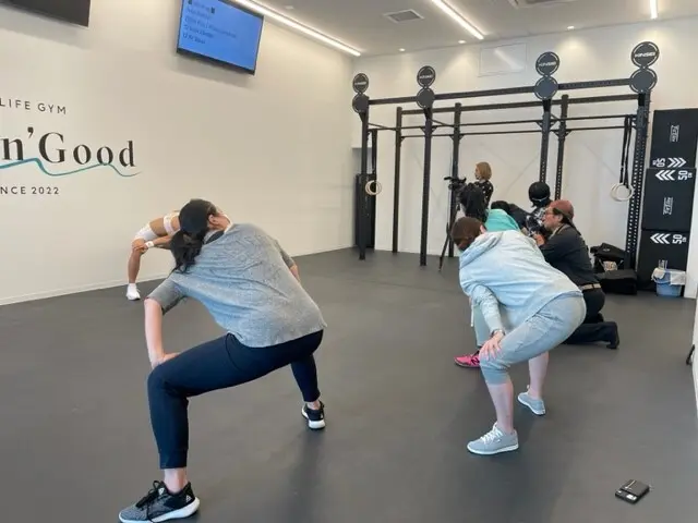 人気トレーナー・AYAさんのジムでの準備運動風景