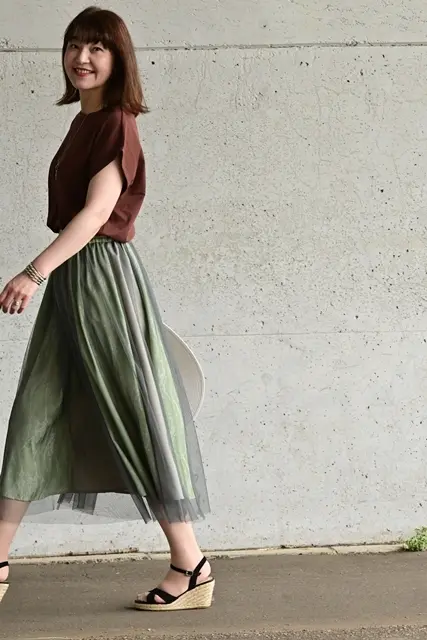 縦ライン柄のフレアスカートでおなかまわりをカバー