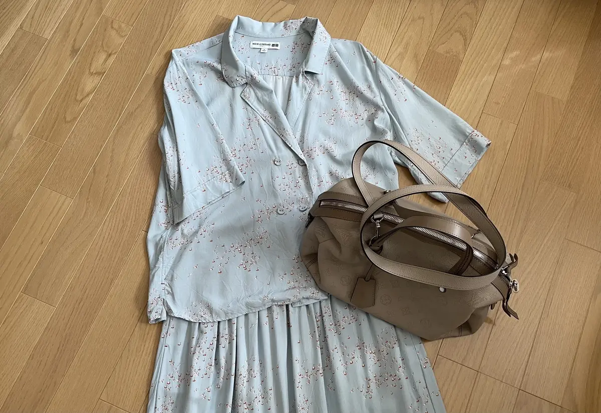 セットアップとベージュのバッグ