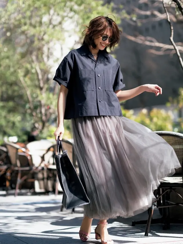 ボックス型のシャツ＋ボリュームスカートで最新バランス