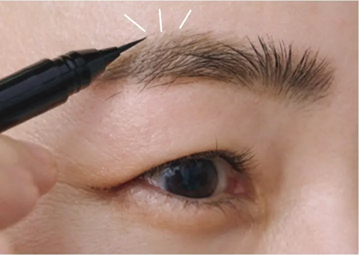 杉浦由佳子さん （エディター・ライター）の美眉メソッド まわりにうぶ毛を描くと 眉がより顔になじむ！