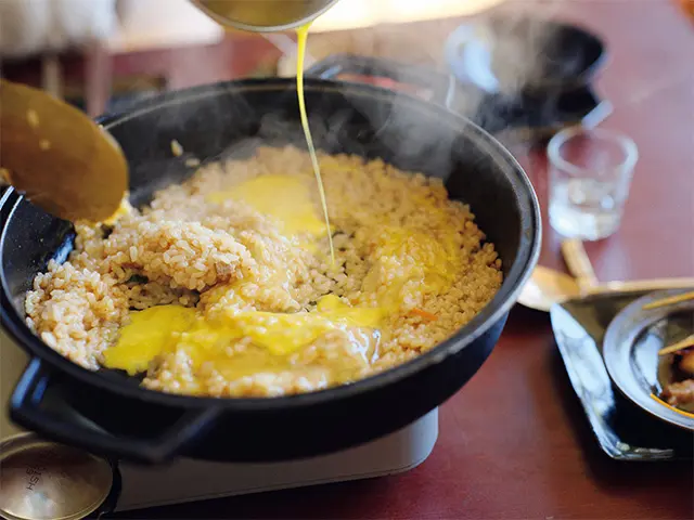 シメは煮汁のうま味を吸わせ たチャーハン。溶き卵を加え て、ごま油でこんがりと焼く