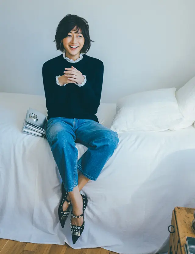 王道黒ニットから“微糖”白ブラウスをのぞかせ脱・マンネリ【富岡佳子の最愛ベーシック】