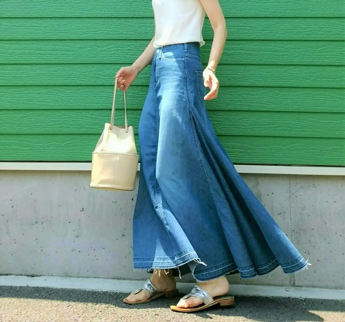 ドラマティックなデニムスカートの画像_1