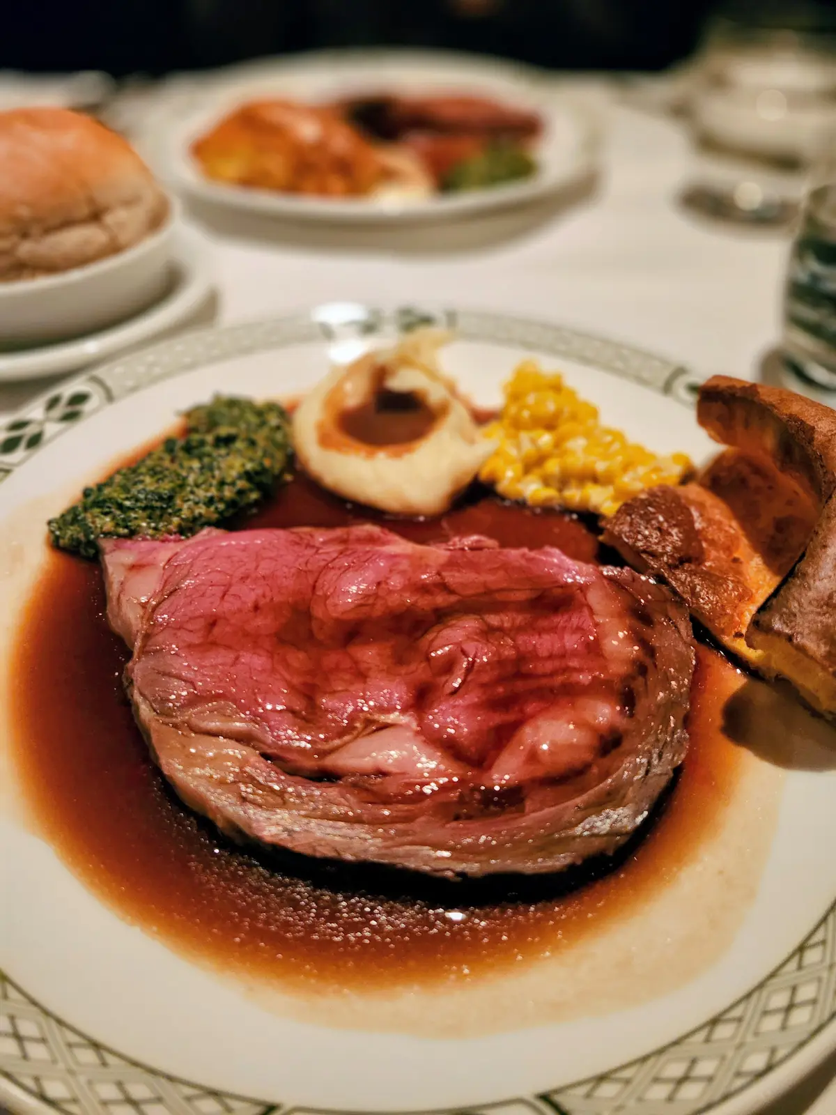 恵比寿ランチ、ウェスティンホテル東京、クリスマスツリー、恵比寿ガーデンプレイス、バカラ、シャンデリア、40代ファッション、ローストビーフ、ロウリーズ・ザ・プライムリブ、イルミネーション、サラダビュッフェ、デザートビュッフェ