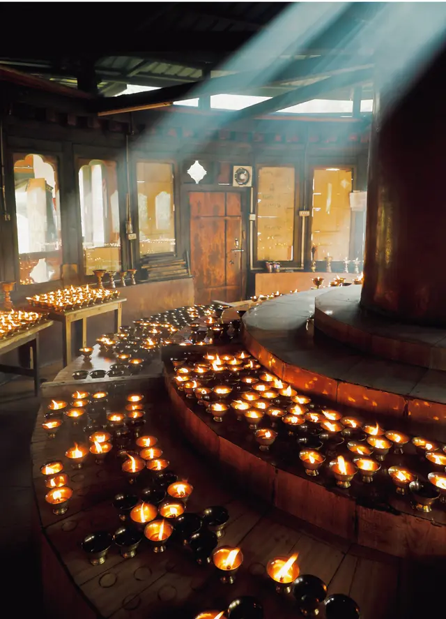 寺院では、バターや植物油のランプに火を灯し続けて、祈りを捧げる。建立7世紀とされるブータン最古の寺院「キチュ・ラカン」