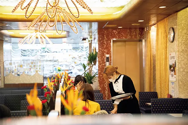 店内を彩る花は、造花ではなく季節ならではの生花。著名人の常連も多い