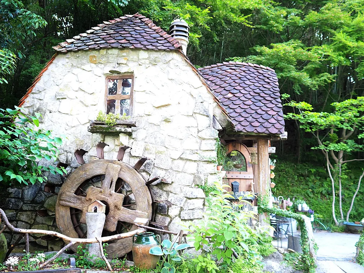 「ギーゴトン」という音が響き渡る水車小屋に構える「雑貨 COZY」