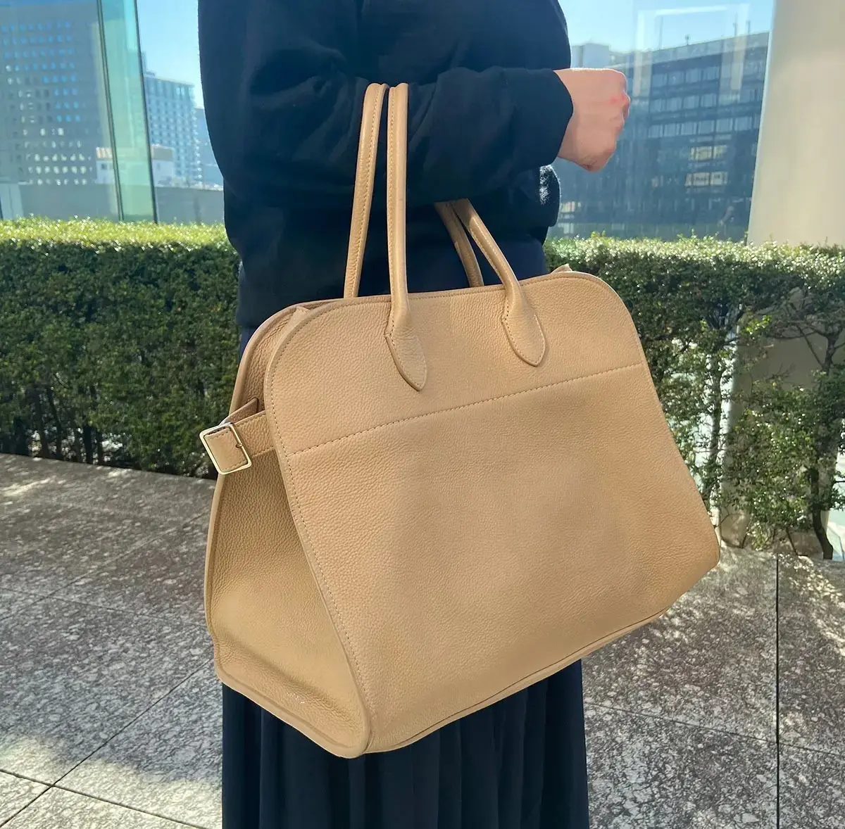 【働くアラフィーのバッグと中身】持ち運びしやすい！エクラ編集部スタッフ愛用の「ハンドバッグ」