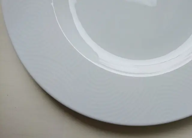 縁に模様があります。