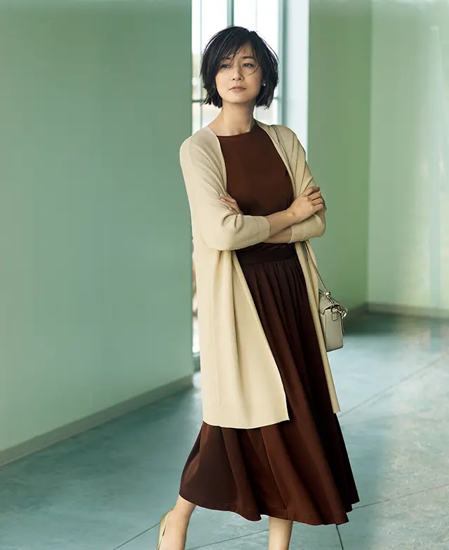 春素材のカーディガン