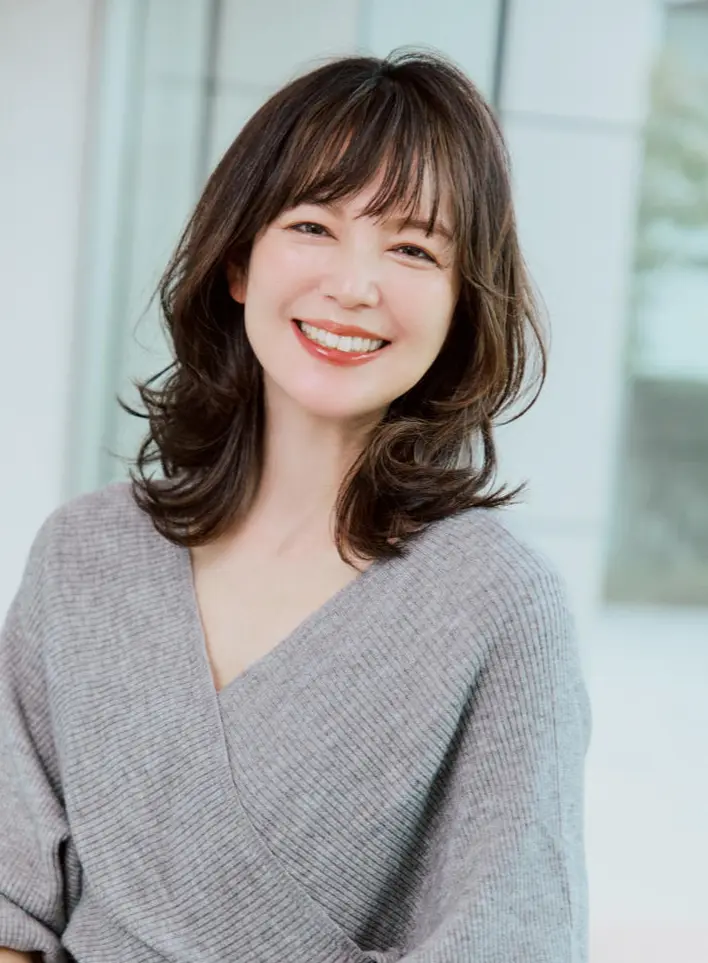 Webエクラ 前から見たミディアムヘアスタイル