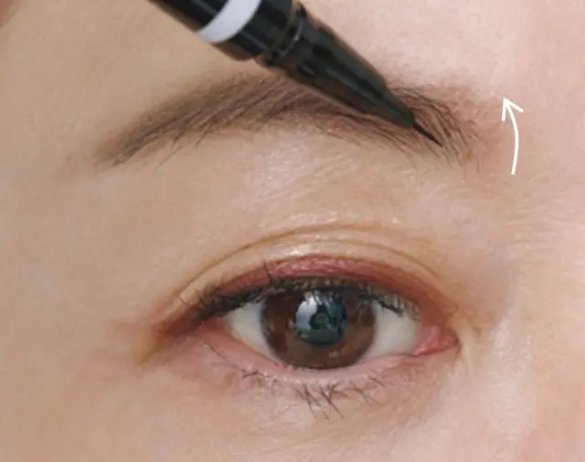 岡野瑞恵（ヘア＆メイクアップアーティスト）の美眉メソッド 毛の向きに沿って リキッドで描き足し