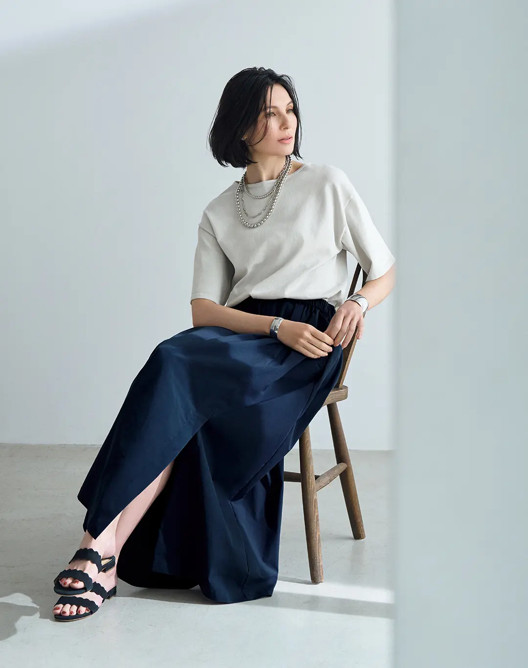 ニットとテック素材の意外性あるコンビが品のある配色をフレッシュに