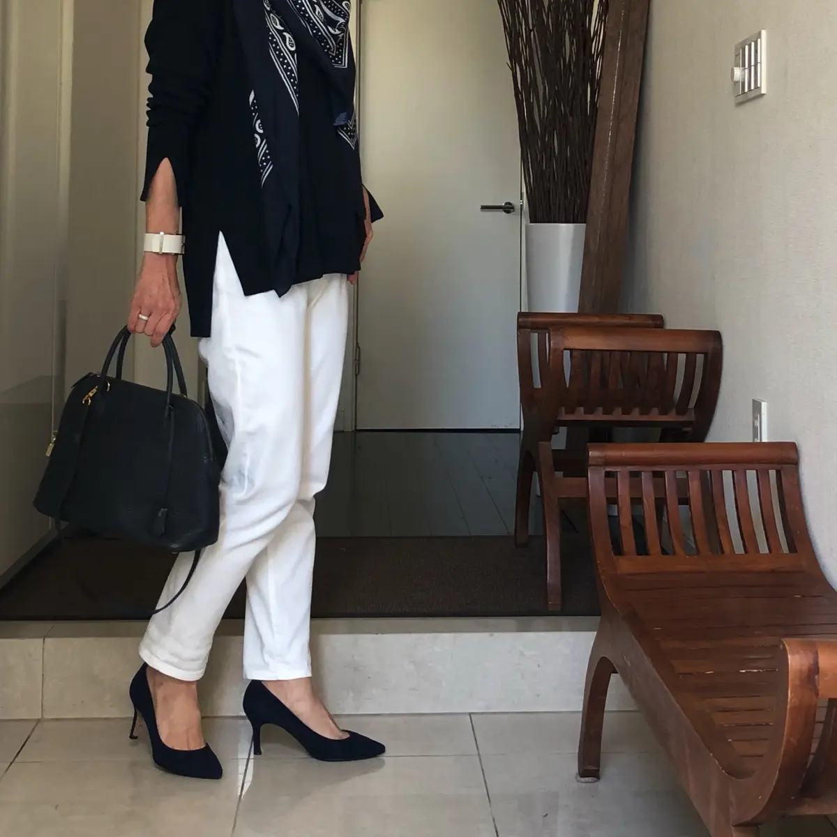 ゆったりデニムで、ネイビーコーデの画像_2