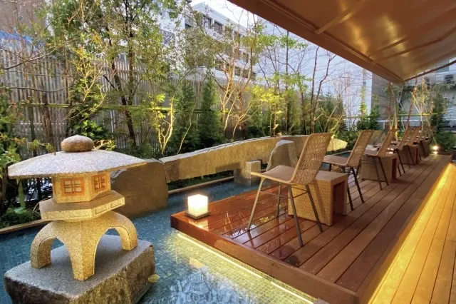 水面を雪見灯籠が照らすラウンジテラスは庭屋一如の空間