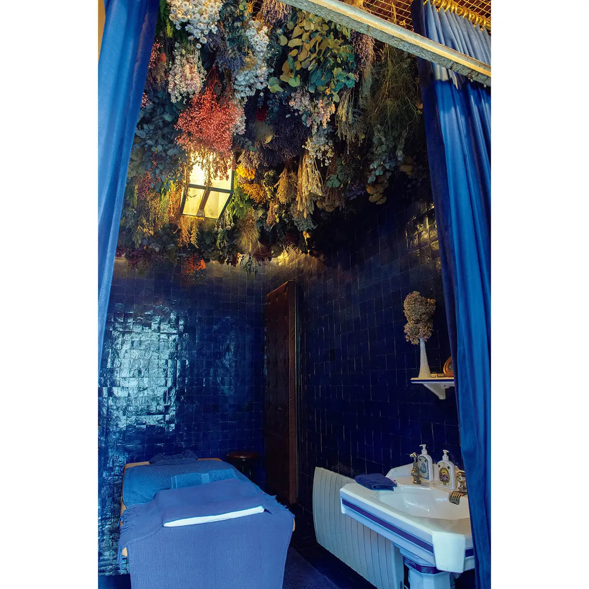 マッサージルームがあるのは数ある 「ビュリー」店舗の中でもここだけ。植 物オイルを使ったフェイス、ボディマ ッサージを特別な空間で