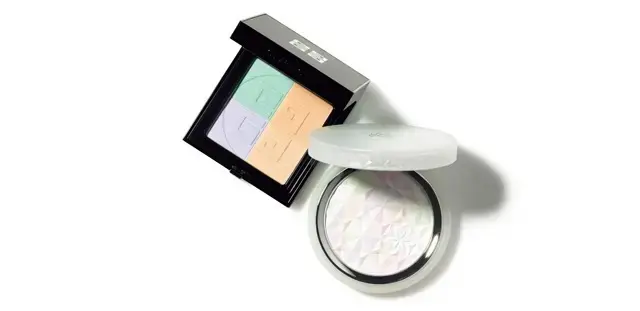 青みパウダーで赤みを補正する