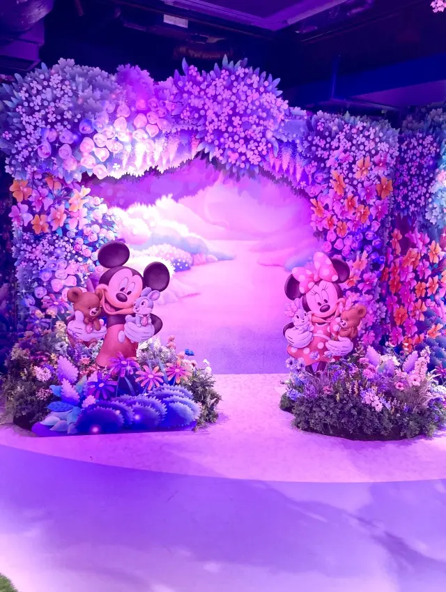 photo spot 映えスポット。ミッキーとミニーと写真撮影できます。