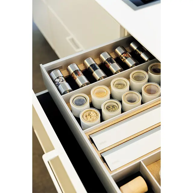 引き 出しの中に設置できるアクセサリーの種類も豊富で好 評だとか。スパイス入れやホイルケースなどはすべてオ リジナル。