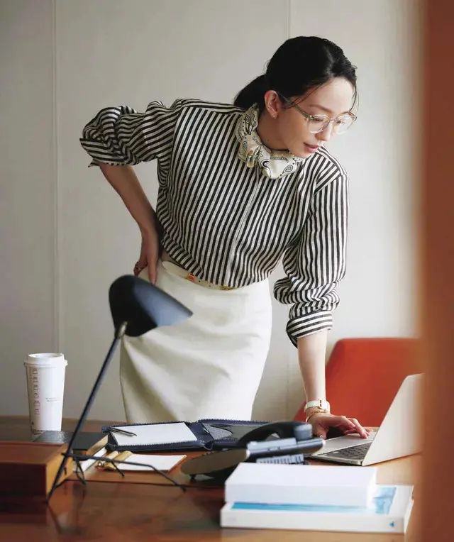 ジュエリー感覚で小粋にまとう。首もとに小さなシルクの光沢を