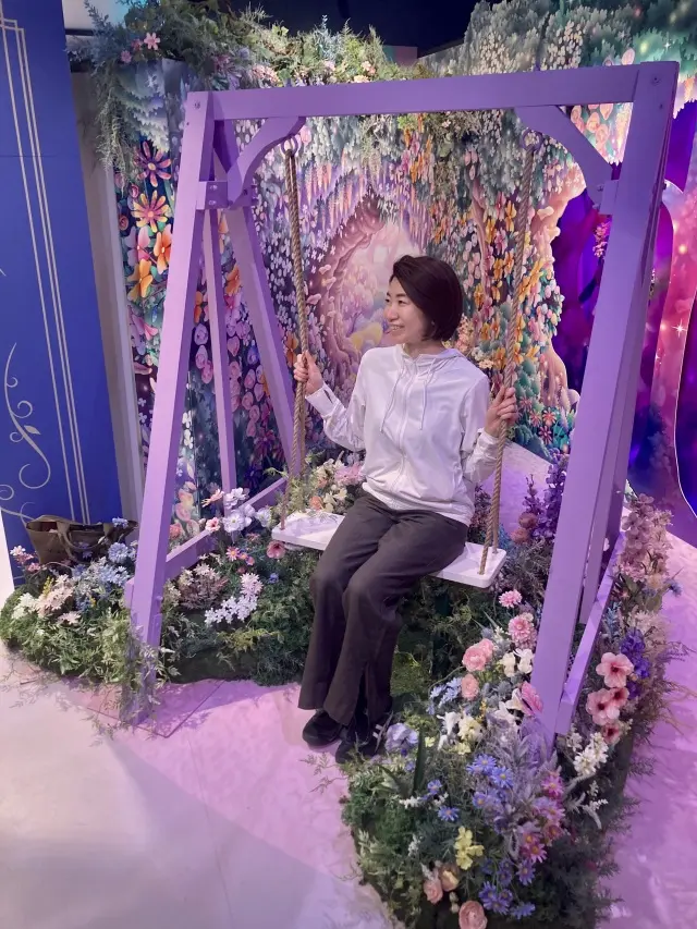 ディズニーストア地下１階。yekc rabbit, ein rabbit. ミッキー、ミニーを逆さに読んだもの。