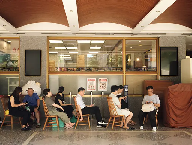 いろいろな国の言葉が飛び交うオープン前の行列風景